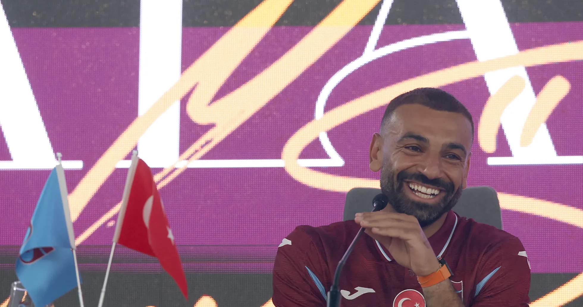 Futbolchi matbuot anjumani davomida kulmoqda