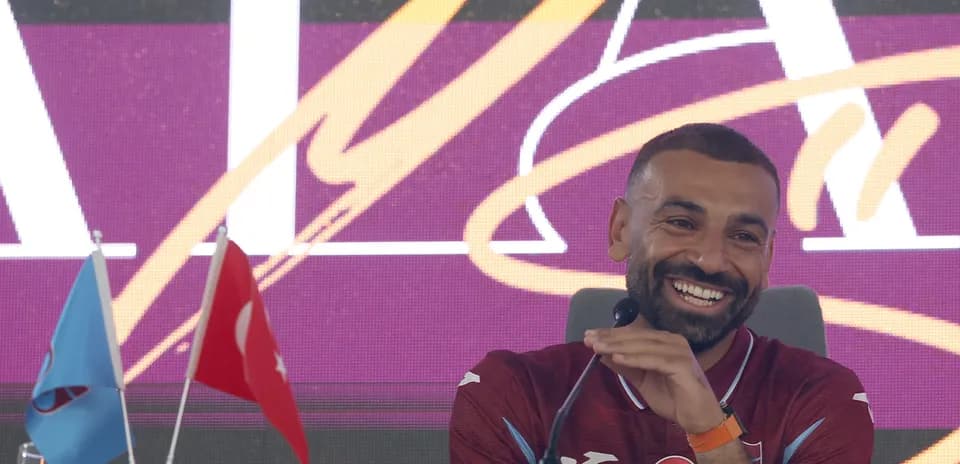 Futbolchi matbuot anjumani davomida kulmoqda