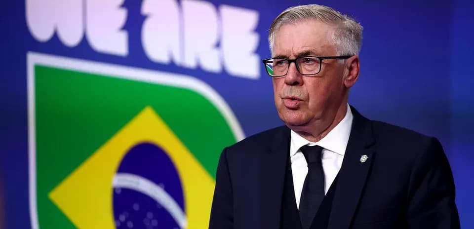 Menejer Braziliya futbol jamoasi podiumda turibdi