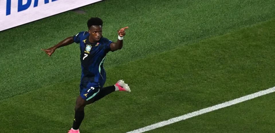 Futbolchi gol urganidan keyin nishonlayapti