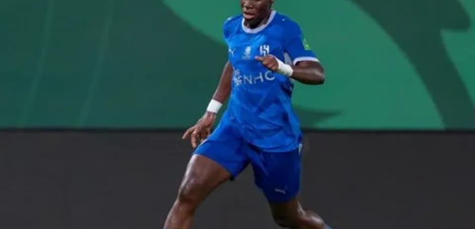 Futbolchi to'pni ushlab ketayotgan payt
