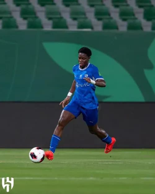 Futbolchi to'pni ushlab ketayotgan payt