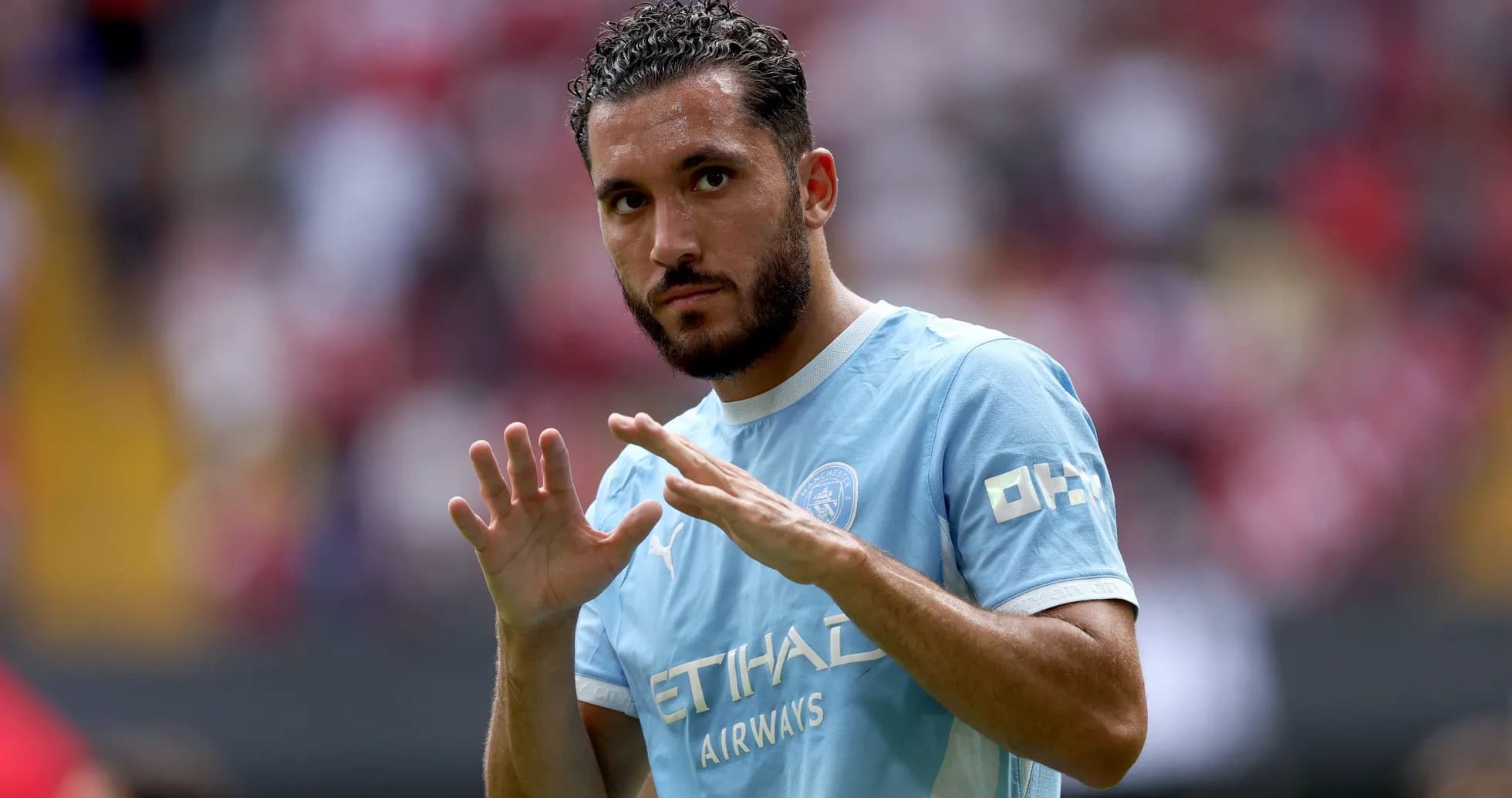Futbolchi maydonda qo'l harakatlari bilan