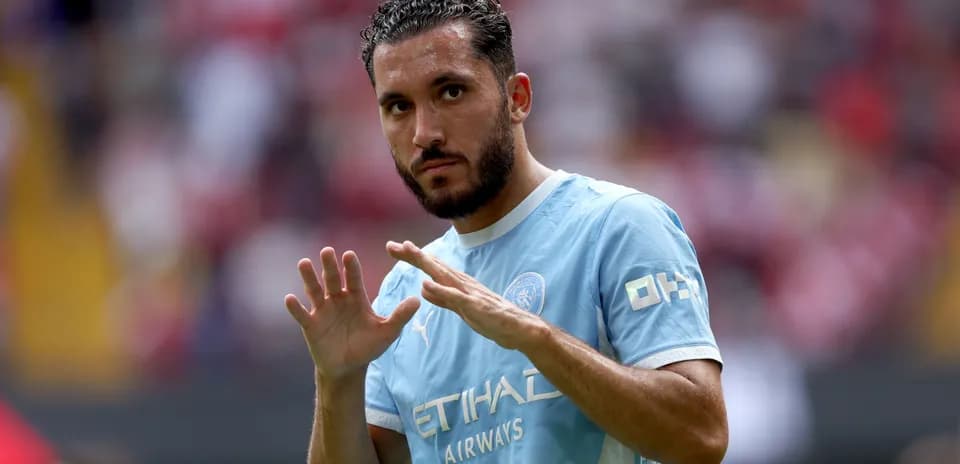 Futbolchi maydonda qo'l harakatlari bilan
