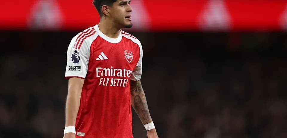 Futbolchi Arsenal formasi bilan maydonda turibdi