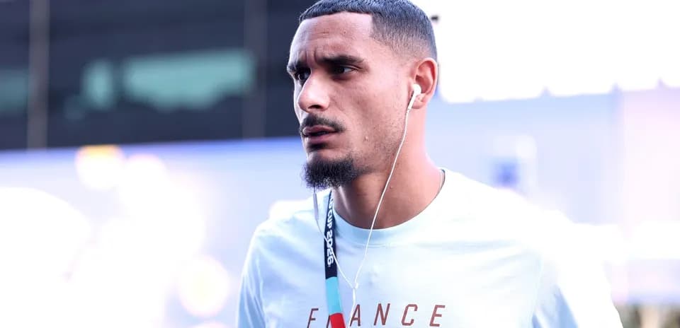 Futbolchi musiqaga quloq solib yuribdi