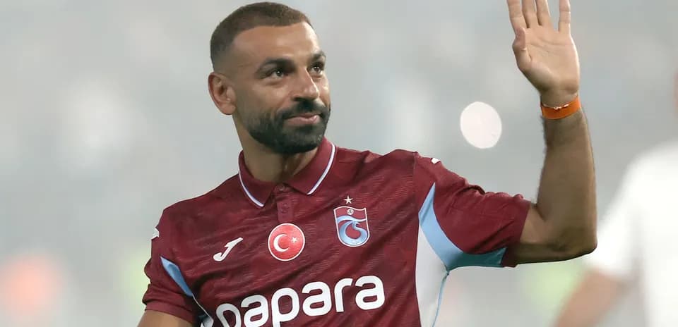 Futbolchi tribuna tomon qo'lini ko'tarib salom beradi