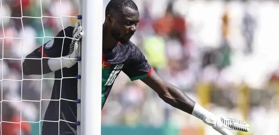 Goalkeeper signaling during a football match
