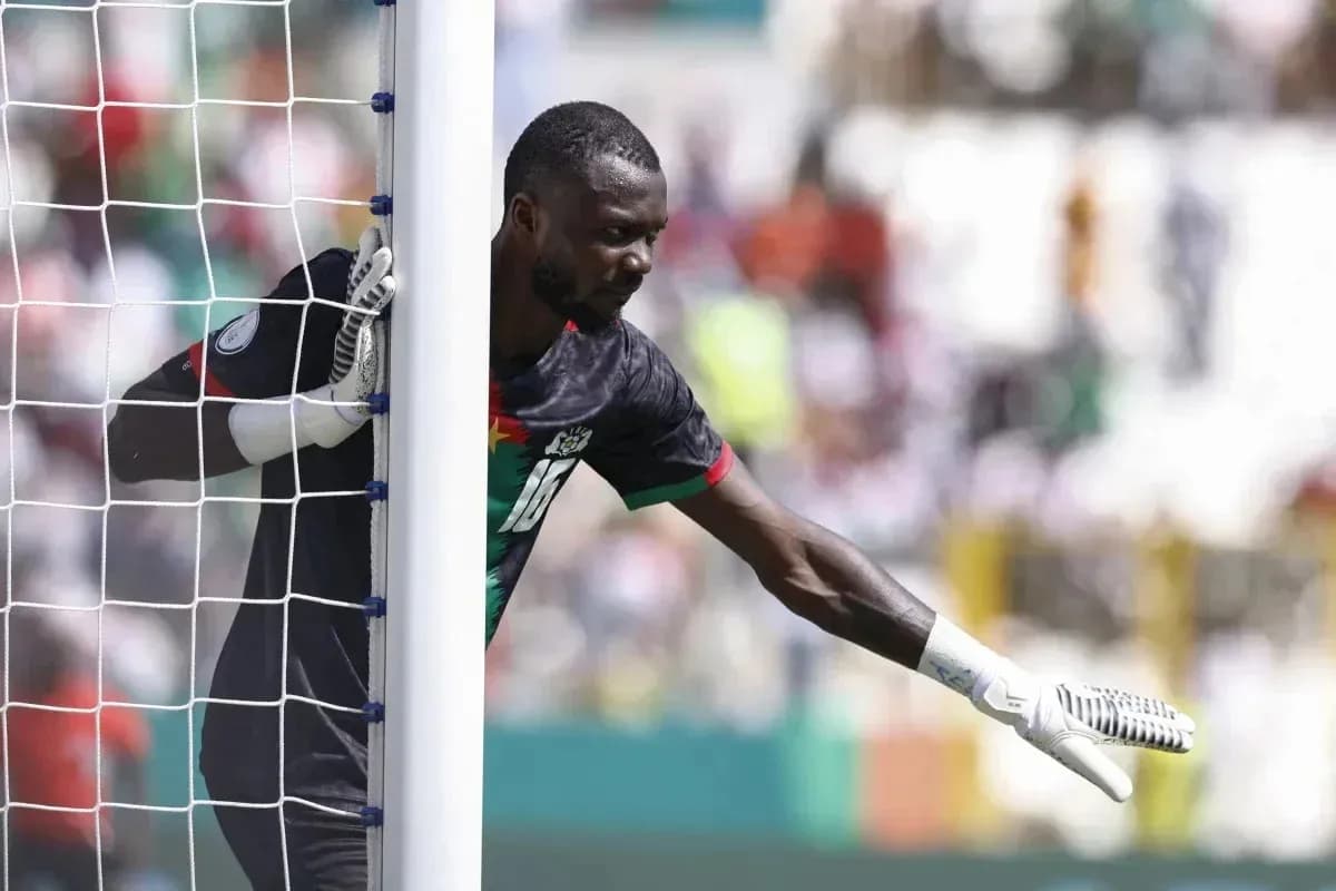 Goalkeeper signaling during a football match