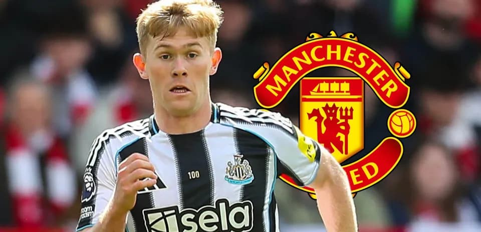 Futbolchi Newcastle formasida maydonda harakatda