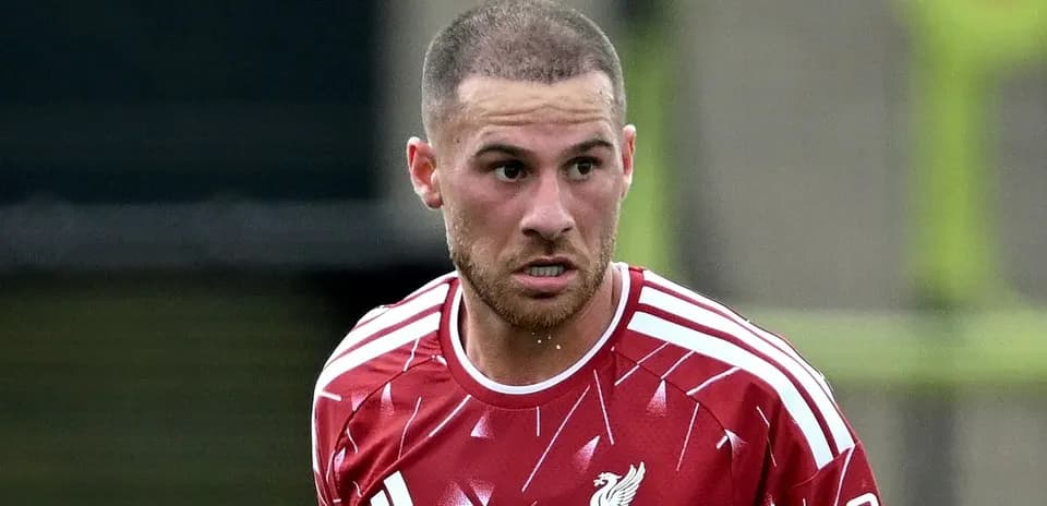 Futbolchi o'yin paytida harakatda