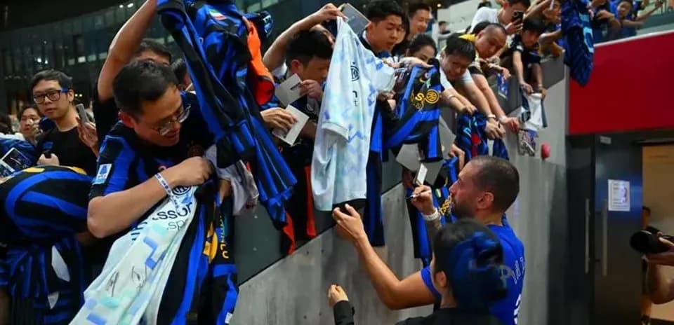 Futbolchi imzolarni berayotgan muxlislar guruhlandi