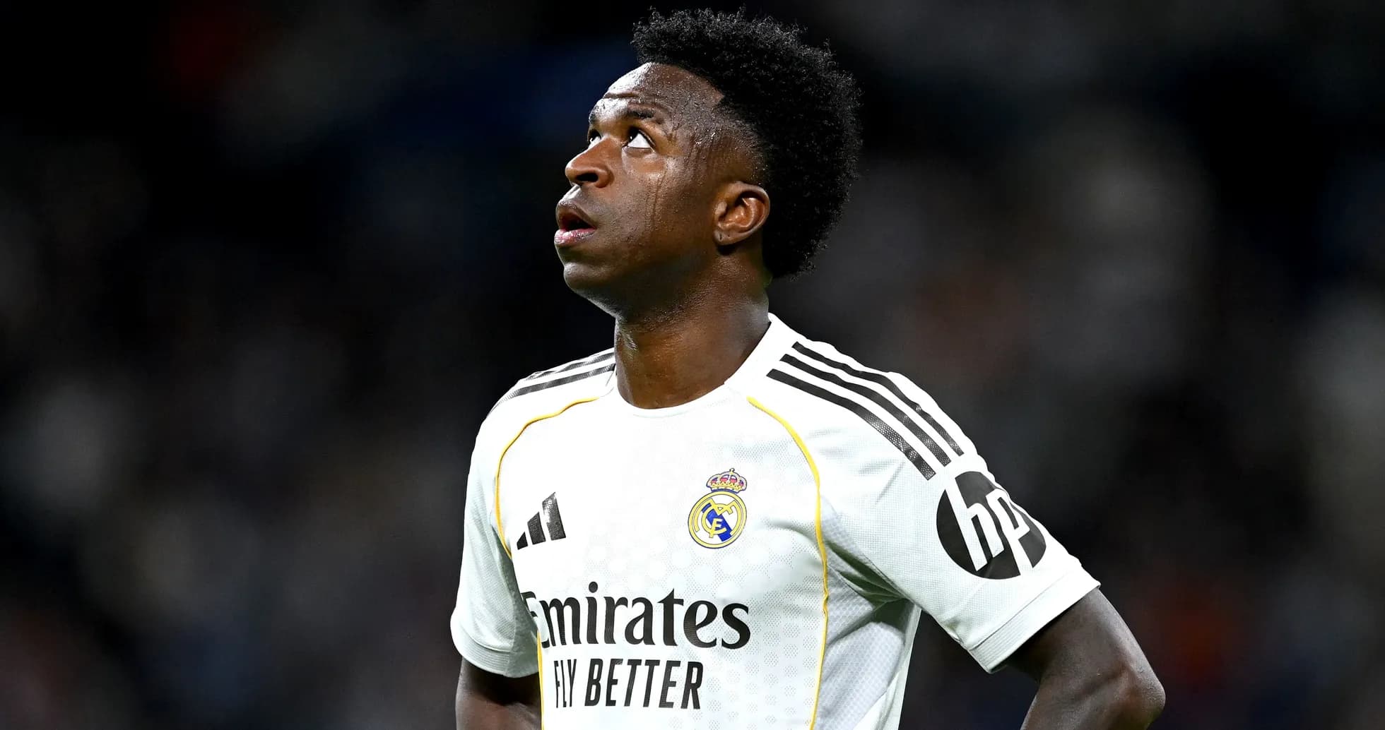 Futbolchi Reyal Madrid formasida o'yin maydonida