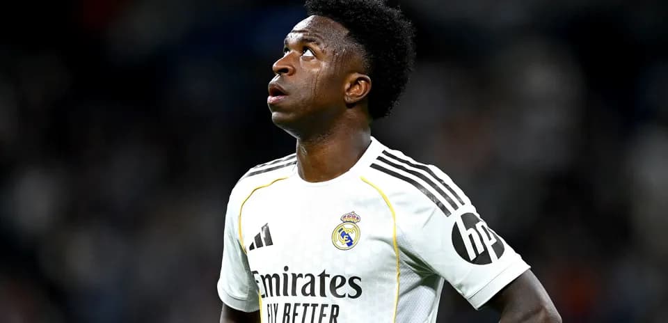 Futbolchi Reyal Madrid formasida o'yin maydonida
