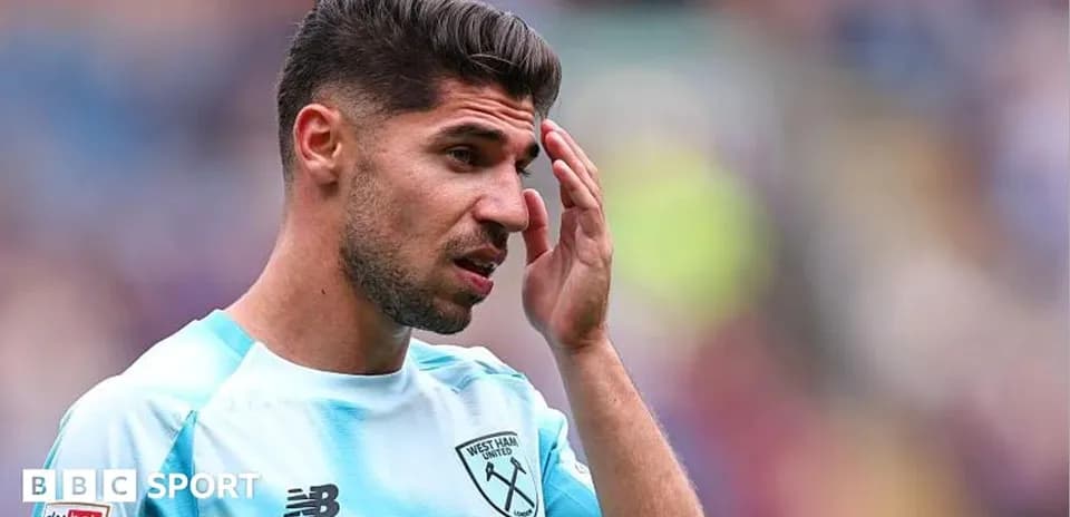 Futbolchi West Ham United formasida, qo'lida boshini usladi