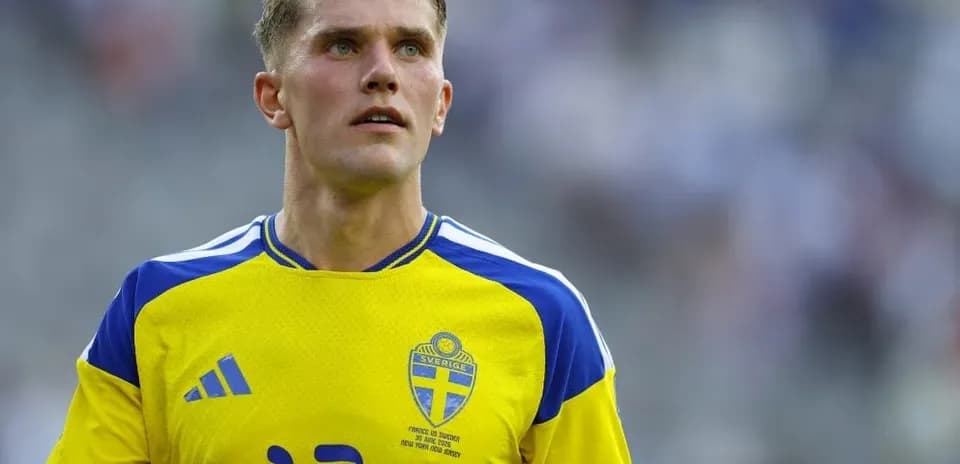Futbolchi o'yin davomida jamoa formasida