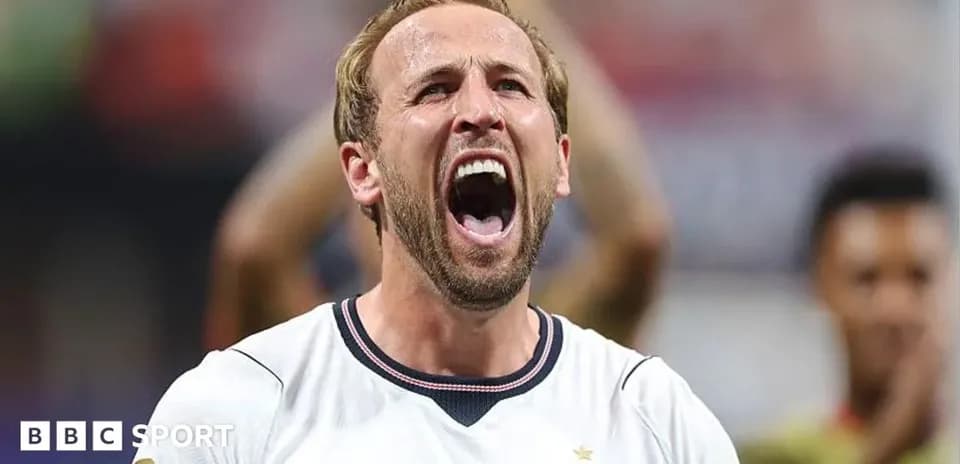 Ovoz chiqarayotgan futbolchi maydonda