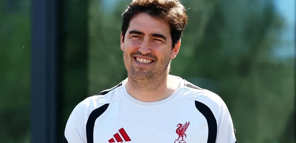 Trener LFC jamoasi bilan mashg'ulotda