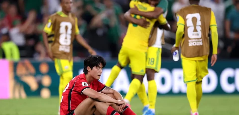 Koreyalik futbolchi o'yin tugagach o'tirgan