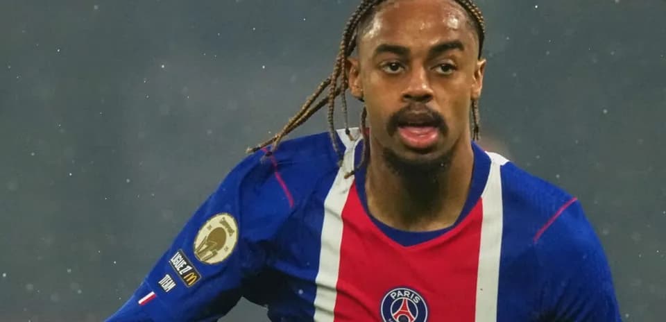 Futbolchi PSG formasida to'p surayotgan