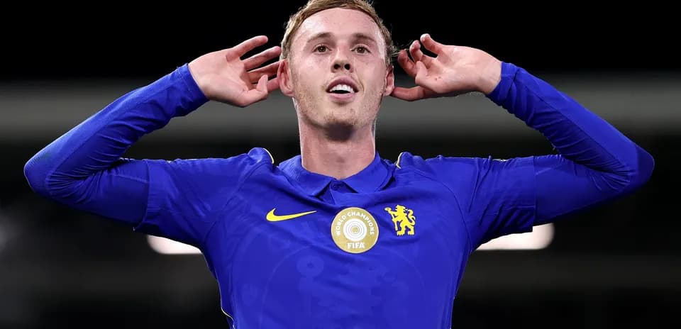Futbolchi g'alaba qozonganda quloqni qattiq tutmoqda