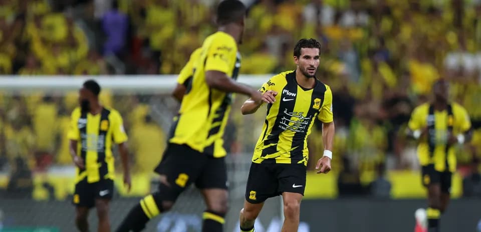 Futbolchilar to'pni o'zaro uzatishda
