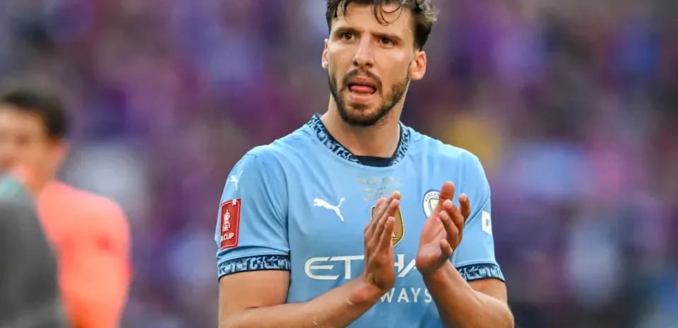 Futbolchi maydonda qo'llarini qizilga qarab tutmoqda