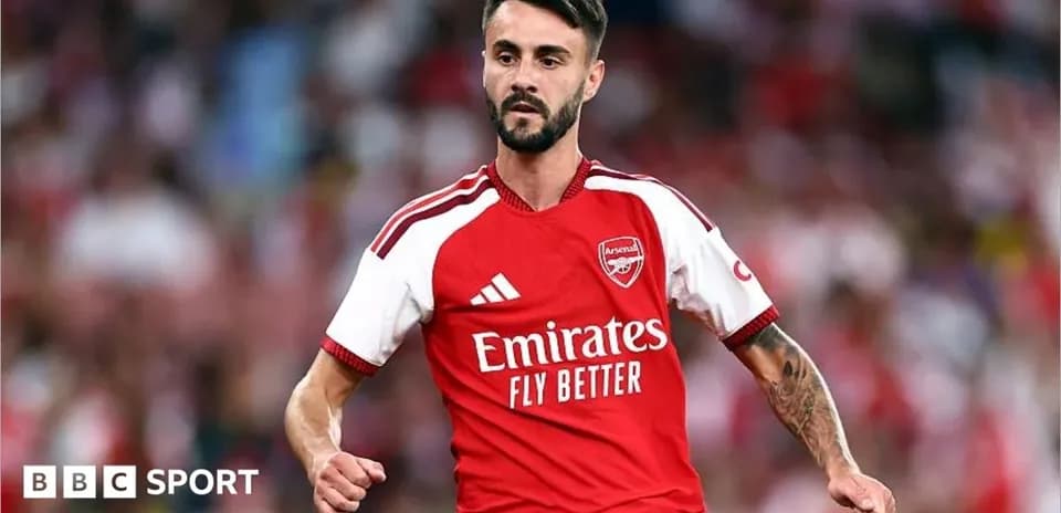 Futbolchi Arsenal formasida maydonda harakatda