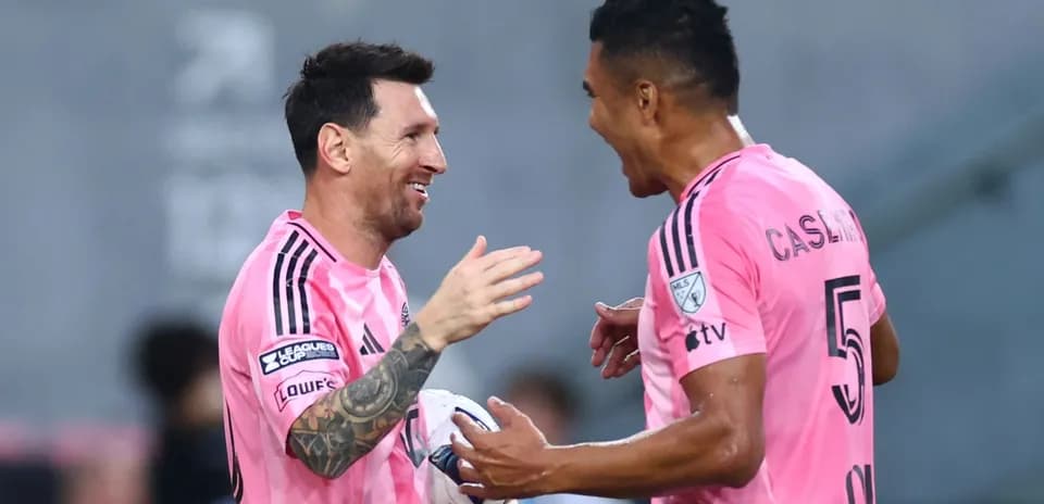 Ikkita futbolchi gollarni nishonlayapti