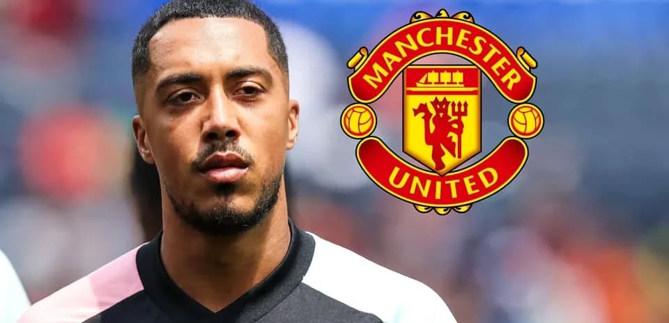 Futbolchi Manchester United logosi oldida turibdi