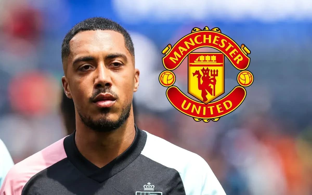 Futbolchi Manchester United logosi oldida turibdi