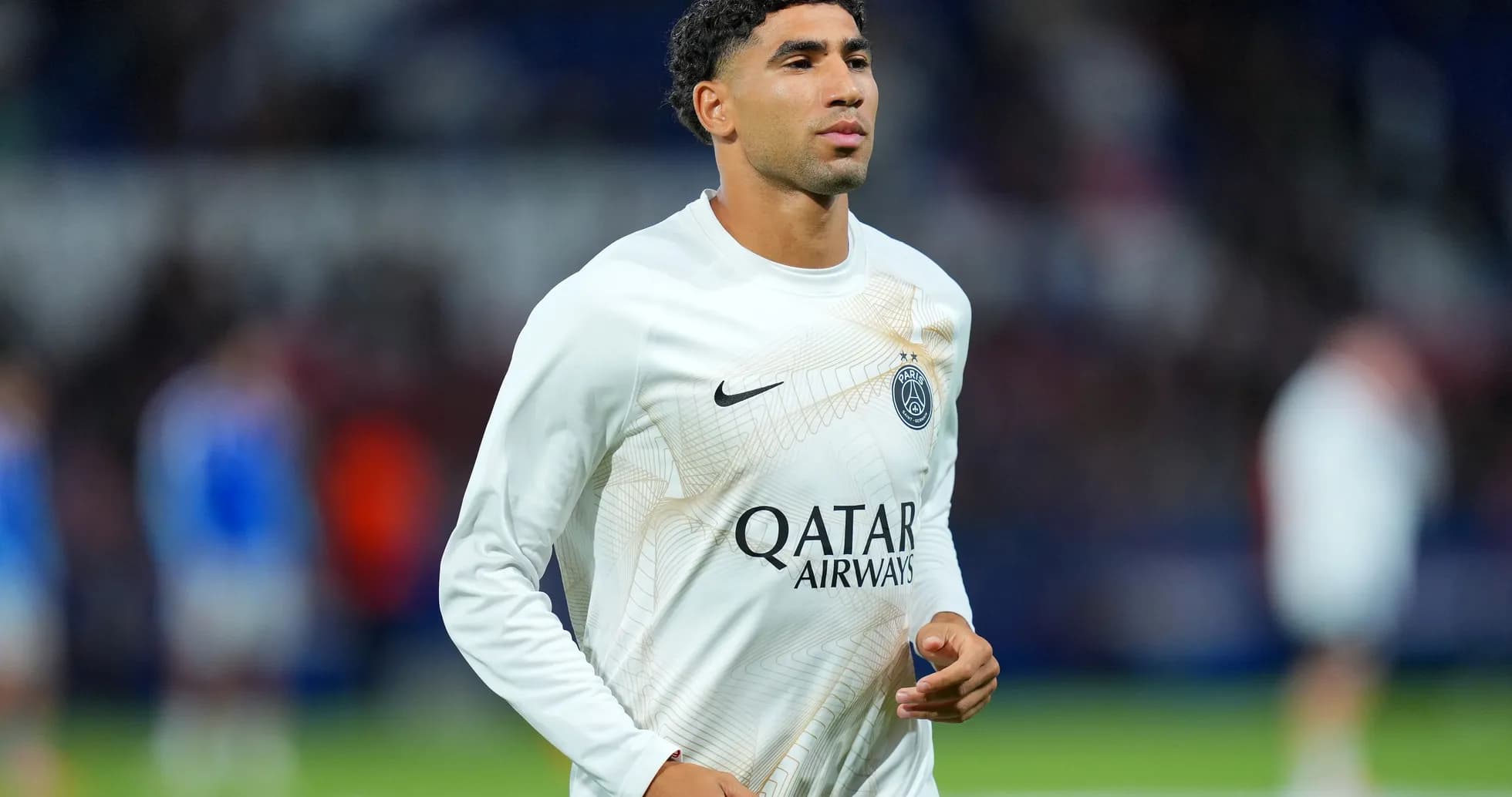 Futbolchi PSG formasida maydon atrofida yurmoqda