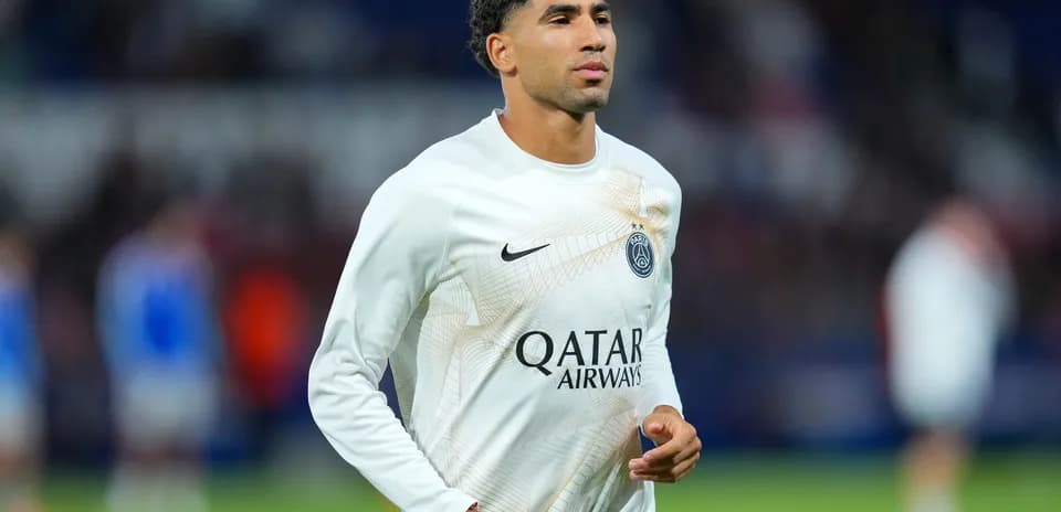 Futbolchi PSG formasida maydon atrofida yurmoqda