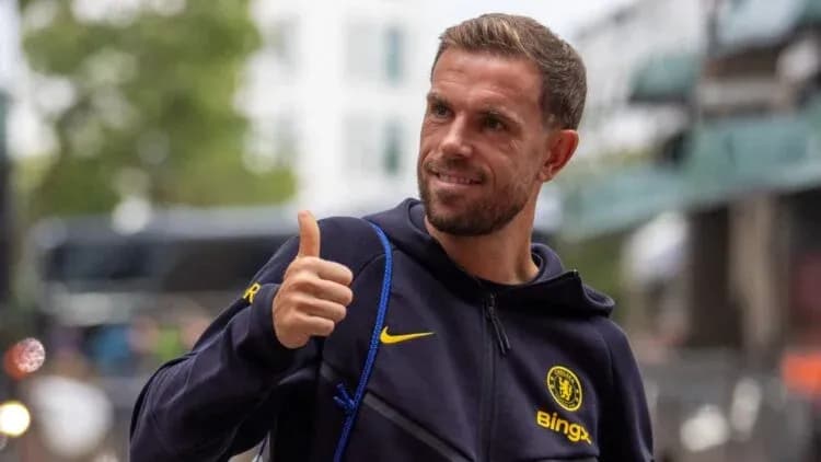 Futbolchi Chelsea formasi bilan ko'chada yurmoqda