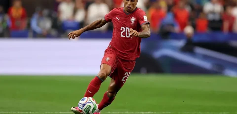 Portugaliya futbolchisi to'pni ushlamoqda
