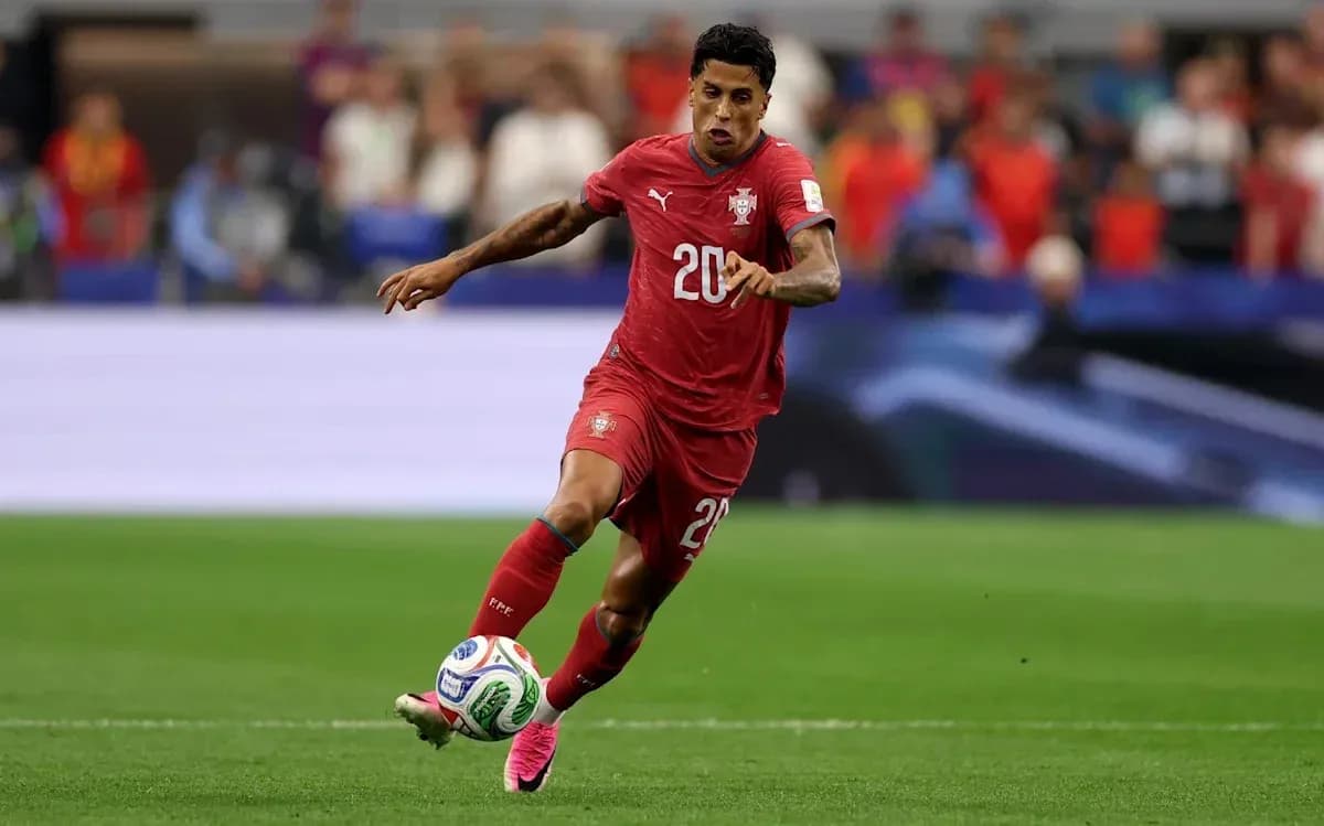 Portugaliya futbolchisi to'pni ushlamoqda
