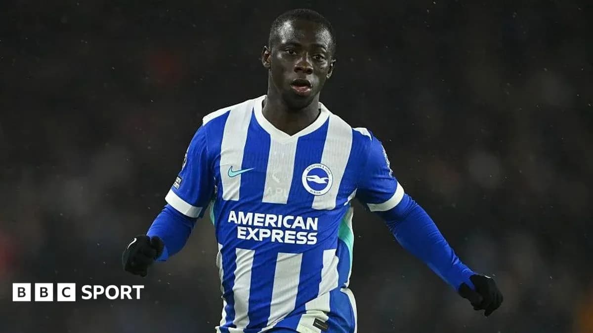 Futbolchi Brighton formasi bilan maydonda harakatda