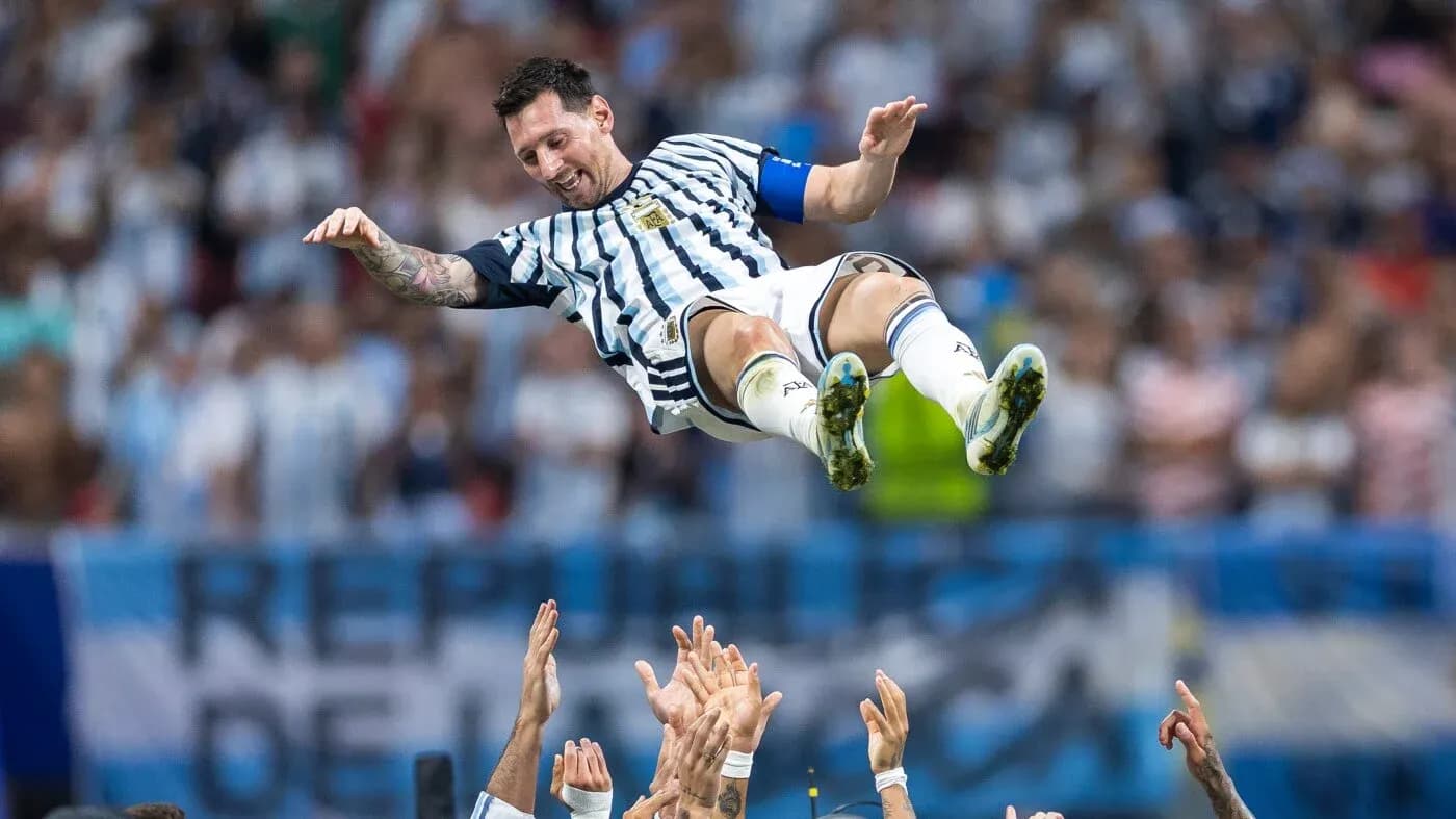 Futbolchi Messi hoshimda ko'tarilgan holda sakrayapti