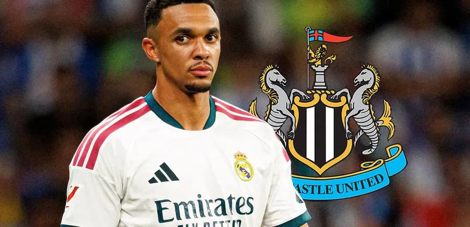 Futbolchi Real Madrid formasida, Newcastle United logosi orqasida