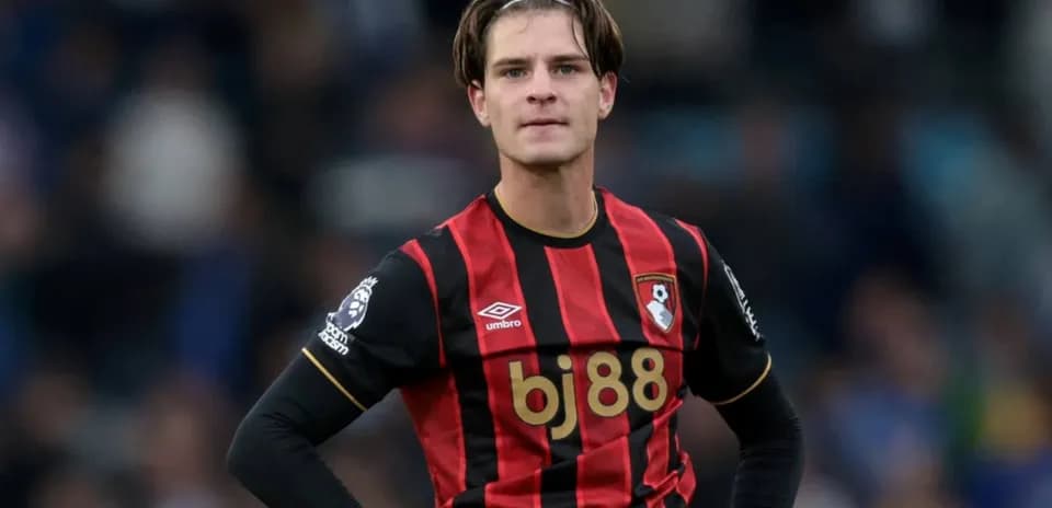 Futbolchi Bournemouth formasi bilan maydonda turibdi