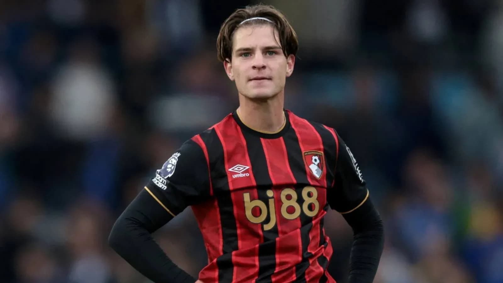 Futbolchi Bournemouth formasi bilan maydonda turibdi