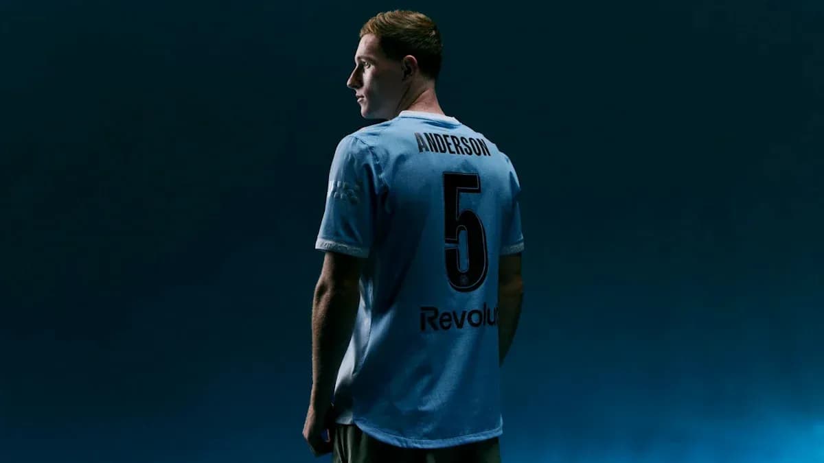 Futbolchi Anderson orqasidan ko'rinmoqda, 5-raqamda