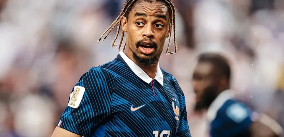 Futbolchi o'yin davomida maydonda harakatda
