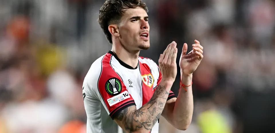Futbolchi maydonda qo'llarini ochib taqdirlayapti