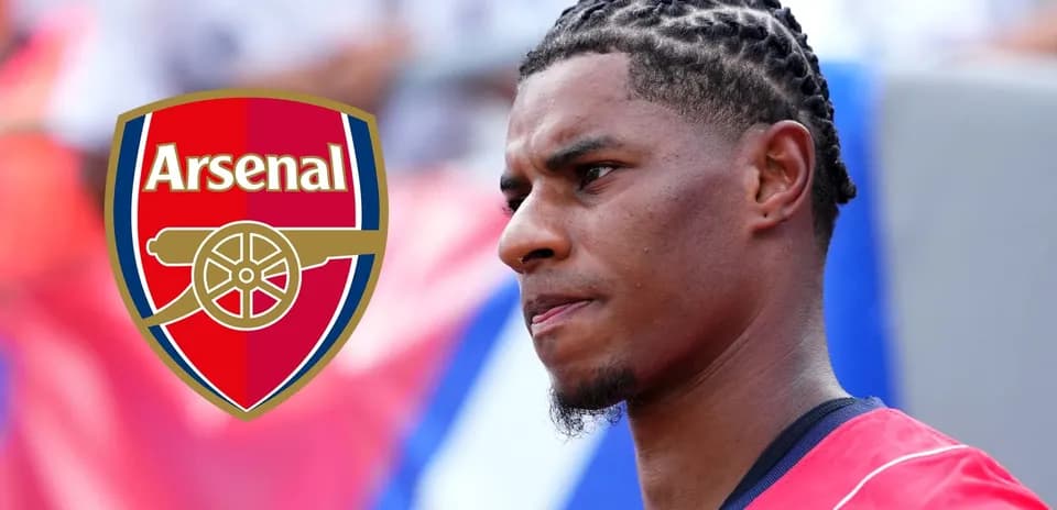 Futbolchi Arsenal logosi oldida turgan