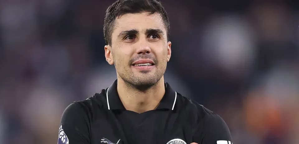 Futbolchi maydonda raqobatga tayyorlanmoqda