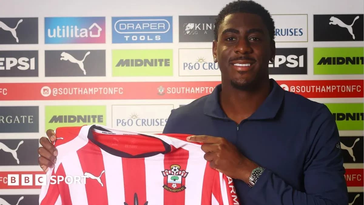 Futbolchi Southampton FC formasini ushlayotgan