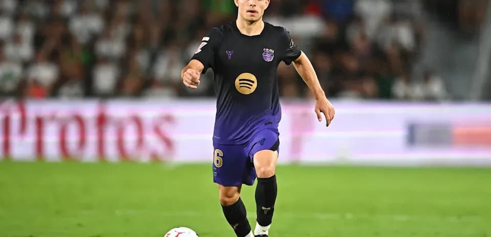 Futbolchi to'pni nazorat qilmoqda, maydonda