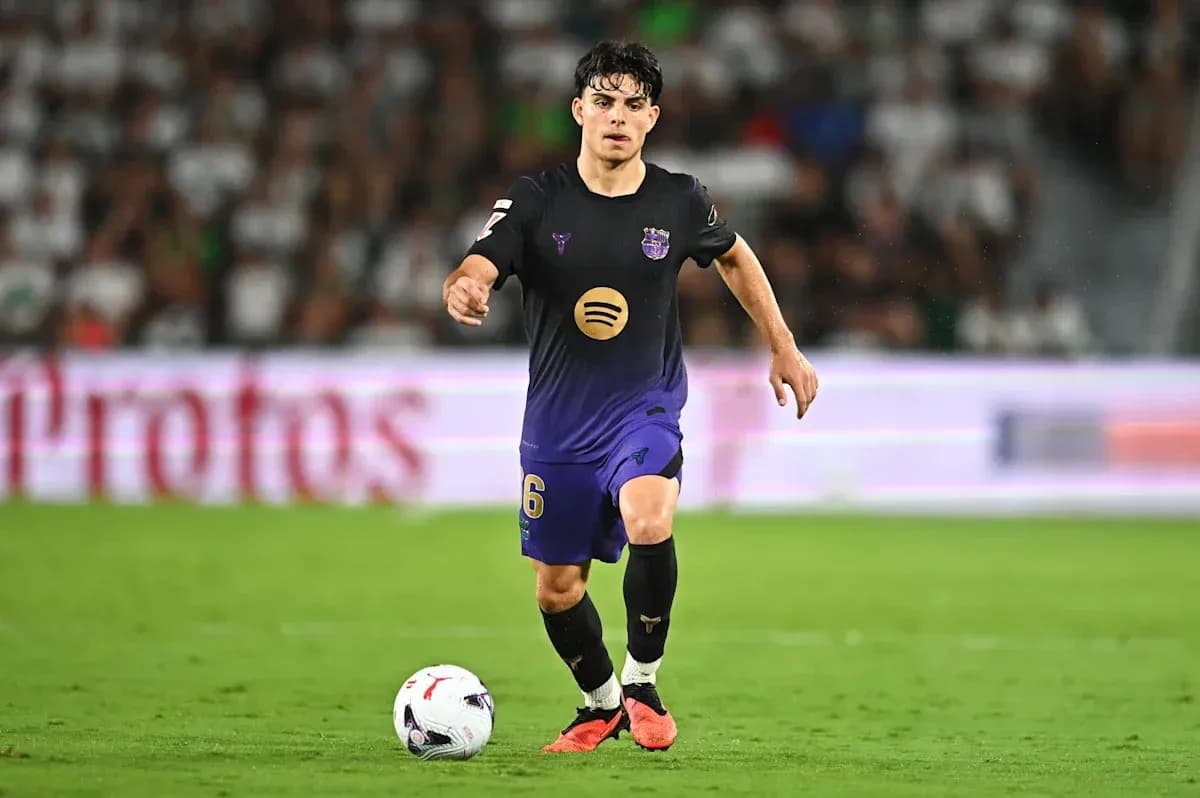 Futbolchi to'pni nazorat qilmoqda, maydonda