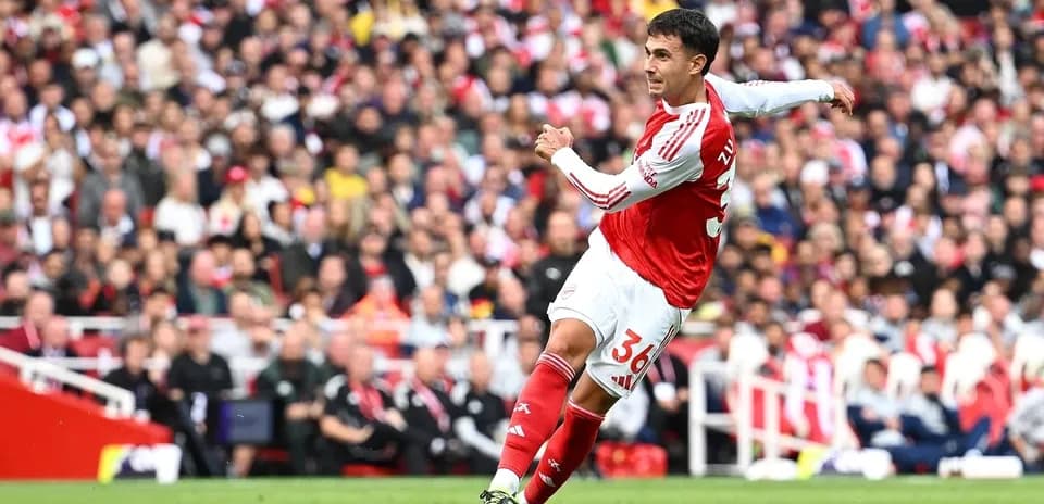 Futbolchi to'pni uzatish harakatida